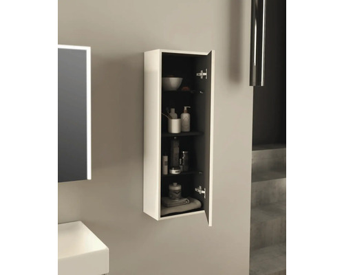 Otvorená kúpeľňová skrinka s policami na uloženie kúpeľňových potrieb