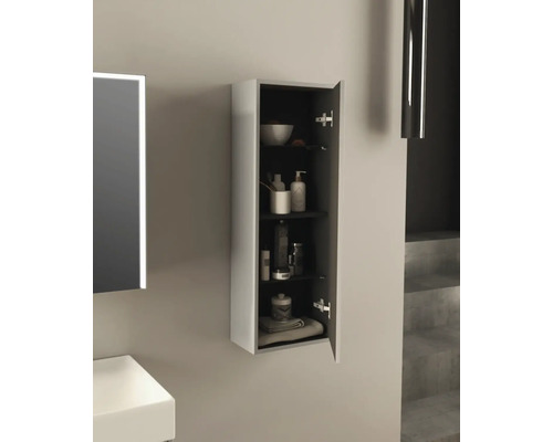 Kúpeľňa s otvorenou závesnou skrinkou na uloženie kúpeľňových potrieb