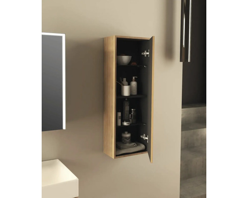 Otvorená závesná kúpeľňová skrinka s policami na uloženie kúpeľňových potrieb