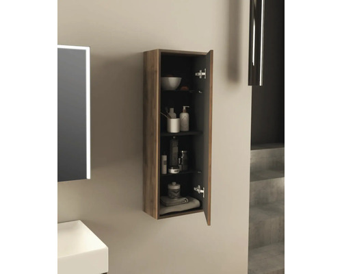 Otvorená kúpeľňová skrinka s drevenou štruktúrou a niekoľkými policami na uloženie kúpeľňových potrieb