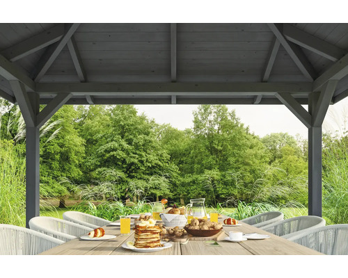 Drevený záhradný altánok s jedálenským stolom a raňajkami pod šírym nebom