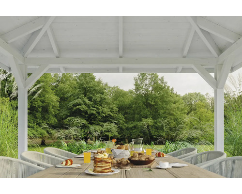 Scéna v záhradnom altánku s prestretým stolom a výhľadom do zelene