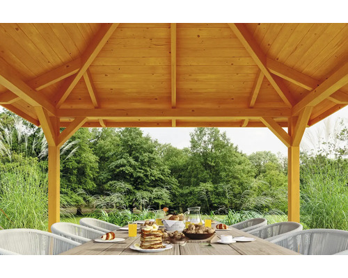 Drevený záhradný altánok s prestretým stolom