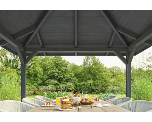 Drevený altánok s jedálenským stolom a výhľadom do záhrady