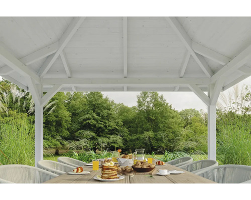 Biely altánok s prestretým stolom a výhľadom do záhrady