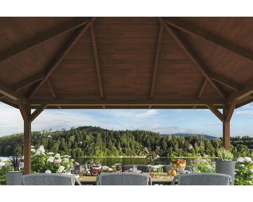 Detailný pohľad na drevený záhradný altánok s prestretým stolom a výhľadom na jazero