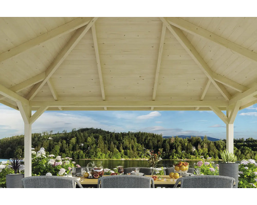 Drevený altánok s prestretým stolom a výhľadom na jazero