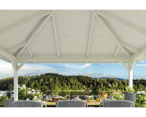 Drevený záhradný altánok so stolom a stoličkami v záhrade