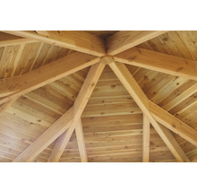 Detailný záber drevenej konštrukcie záhradného altánku alebo pavilónu