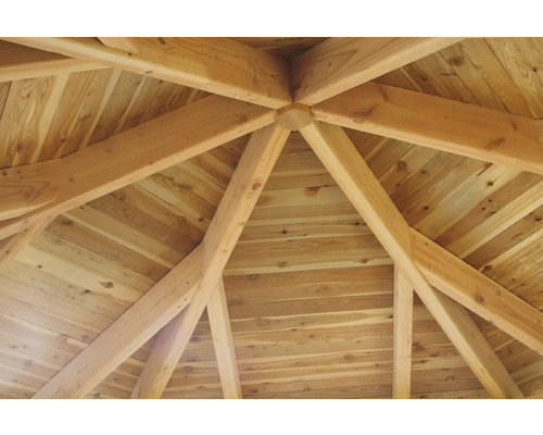 Detailný záber drevenej konštrukcie záhradného altánku alebo pavilónu