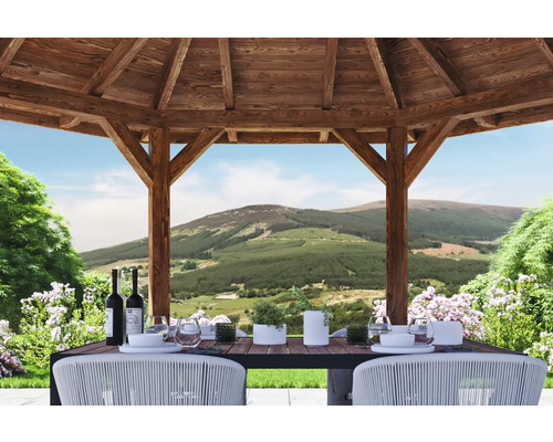 Drevený záhradný altánok s jedálenským stolom a výhľadom na kopcovitú krajinu
