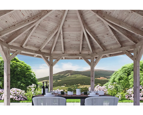 Drevený záhradný altánok so stolom a stoličkami v záhrade