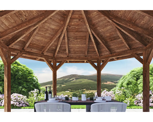 Drevený záhradný altánok s prestretým stolom a výhľadom do prírody