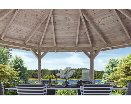 Drevený altánok s prestretým stolom a výhľadom na jazero