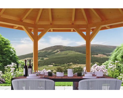 Drevený altánok s jedálenským stolom a horskou krajinou v pozadí