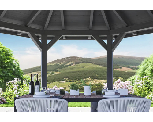 Drevený záhradný pavilón s prestretým stolom a výhľadom na kopcovitú krajinu