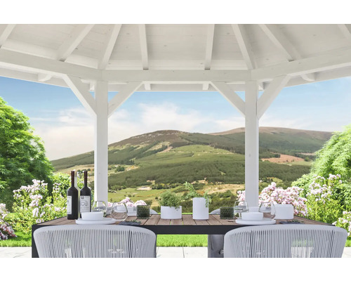 Svetlý altánok s jedálenským stolom, stoličkami a výhľadom do krajiny
