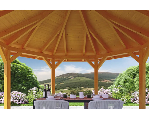 Drevený záhradný altánok so stolom a stoličkami v záhrade.