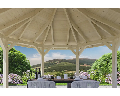 Pohľad z dreveného altánku na prestretý stôl v záhrade