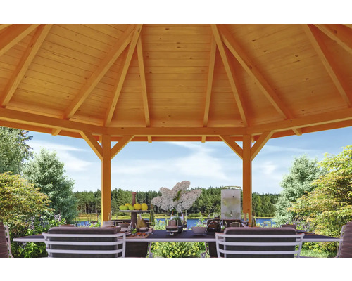 Detailný pohľad na altánok s drevenou strechou a záhradným nábytkom