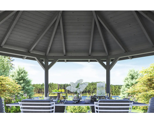 Drevený záhradný pavilón so stolom a stoličkami v záhrade