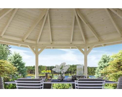 Drevený záhradný altánok so stolom a stoličkami v záhrade