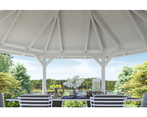 Vnútorný pohľad na záhradný altánok s prestretým stolom a výhľadom do prírody