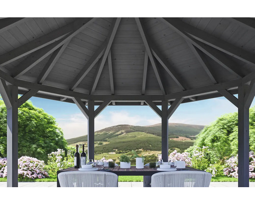 Drevený altánok s jedálenským stolom a výhľadom na hory