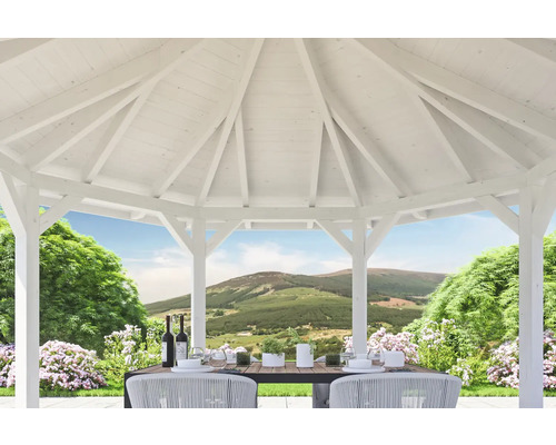 Biely drevený záhradný altánok so stolom a stoličkami v záhrade