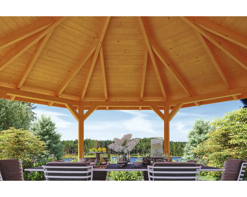 Vnútorný pohľad na altánok s drevenou strechou a záhradným nábytkom