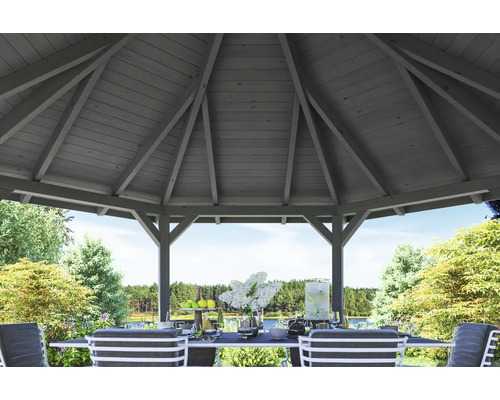 Detailný pohľad na záhradný altánok s jedálenským stolom a stoličkami