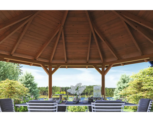 Vnútorný pohľad na drevený záhradný altánok so záhradným nábytkom