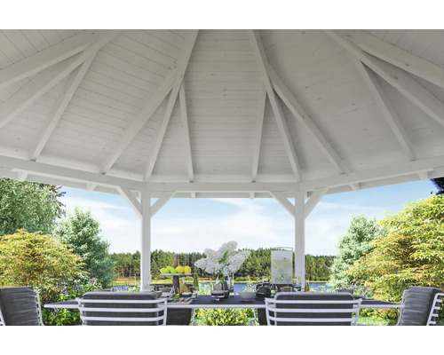 Interiér bieleho dreveného záhradného altánku so záhradným nábytkom