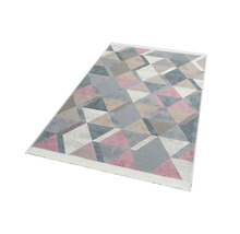 Koberec s geometrickým trojuholníkovým vzorom
