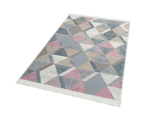 Koberec s geometrickým trojuholníkovým vzorom