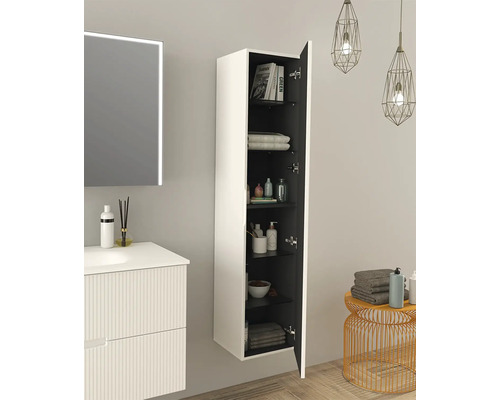 Kúpeľňa s umývadlom, osvetleným zrkadlom a otvorenou závesnou skrinkou na uloženie kúpeľňových potrieb.