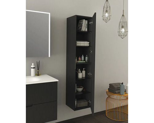 Kúpeľňa s umývadlom, zrkadlovou skrinkou a otvorenou závesnou skrinkou na uloženie