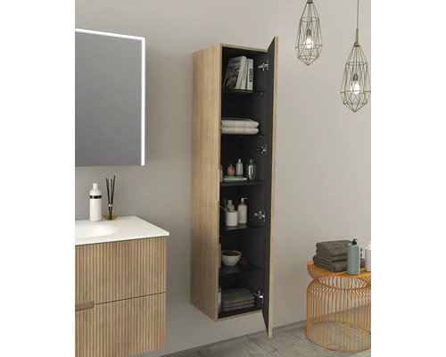 Kúpeľňa s umývadlovou skrinkou, zrkadlovou skrinkou a otvorenou závesnou skrinkou