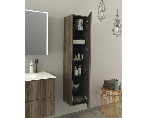 Kúpeľňa s umývadlom, zrkadlovou skrinkou a otvorenou vysokou skrinkou na uskladnenie