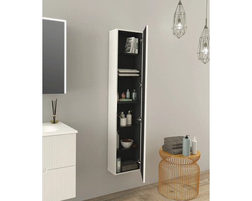 Kúpeľňová scéna s umývadlovou skrinkou, zrkadlom, závesnou skrinkou a odkladacím stolíkom s uterákmi a pleťovými vodami.