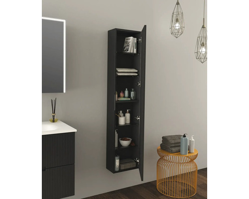 Pohľad na kúpeľňu s umývadlom, zrkadlovou skrinkou a otvorenou závesnou skrinkou s policami