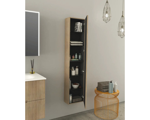 Kúpeľňa s umývadlom, zrkadlovou skrinkou a otvorenou vysokou skrinkou s policami