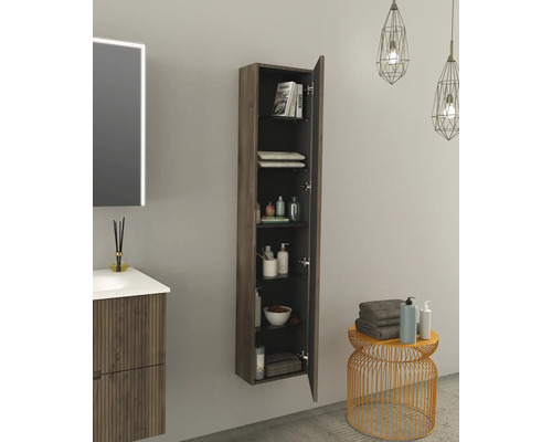 Kúpeľňa s umývadlovou skrinkou, zrkadlovou skrinkou a otvorenou závesnou skrinkou s policami