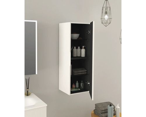 Kúpeľňa s otvorenou závesnou skrinkou na stene na uloženie kúpeľňových potrieb