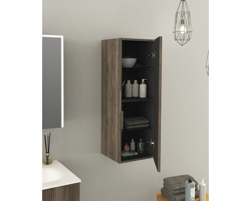 Kúpeľňa so závesnou skrinkou na montáž na stenu a otvorenými dvierkami na uloženie kúpeľňových potrieb