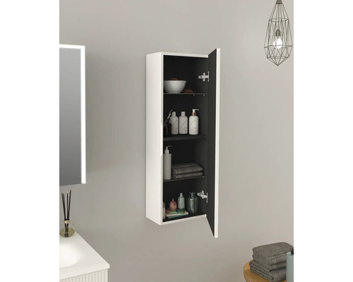 Otvorená kúpeľňová skrinka s niekoľkými policami na uloženie toaletných potrieb