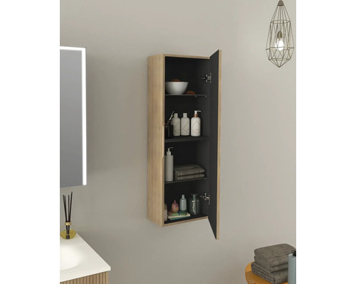 Kúpeľňa so závesnou skrinkou, otvorená, vybavená hygienickými potrebami a uterákmi