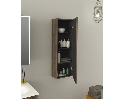 Otvorená kúpeľňová skrinka s policami na uloženie kúpeľňových potrieb