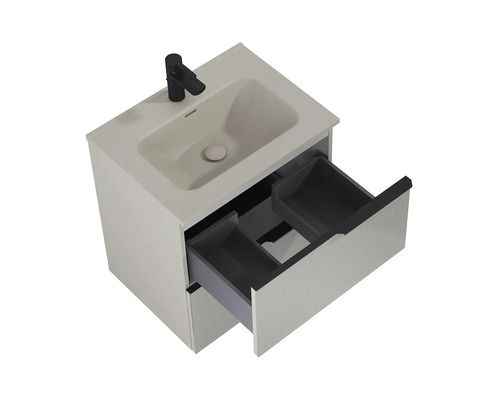 Umývadlová skrinka s otvorenou zásuvkou a batériou