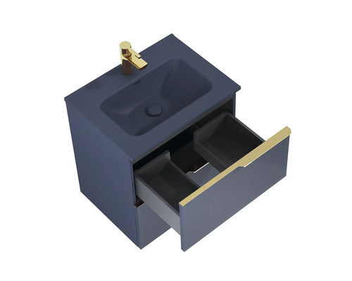 Skrinka pod umývadlo s otvorenou zásuvkou a zlatou armatúrou